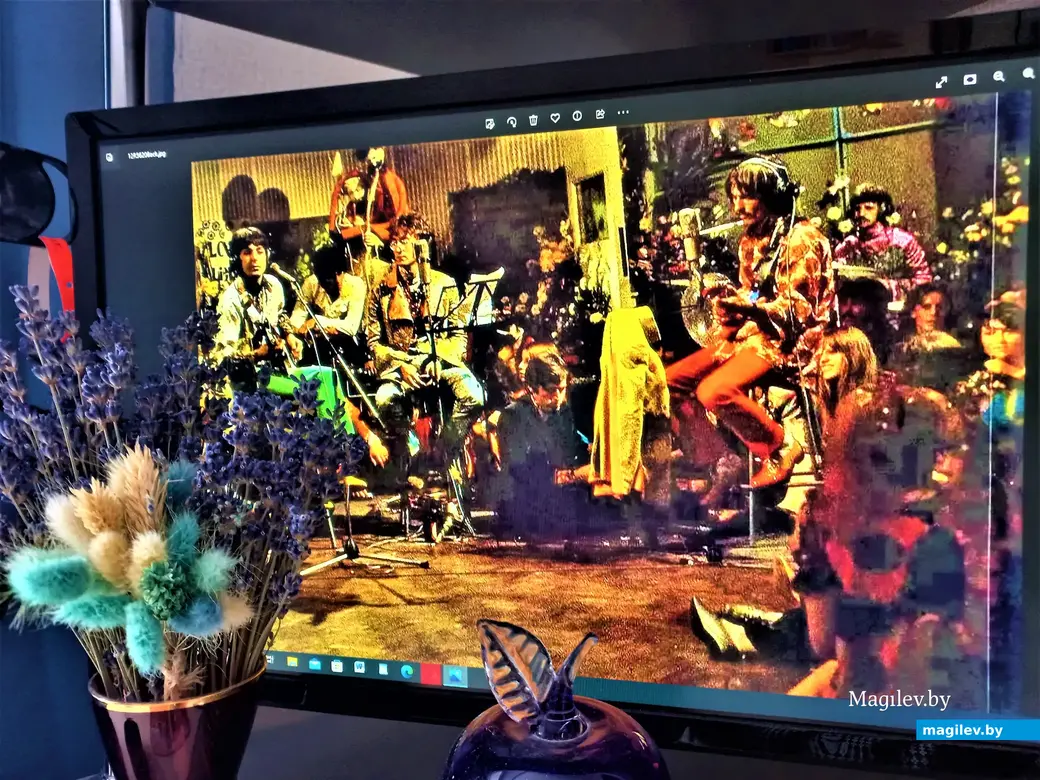 Картинка на все времена. «All You Need Is Love» – «Нам всем нужна любовь».