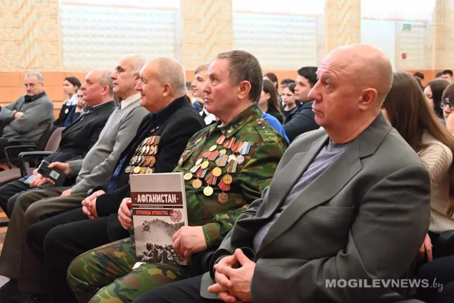 Встреча воинов-афганцев со школьниками из СШ № 33 Могилева. Фото: mogilevnews.by