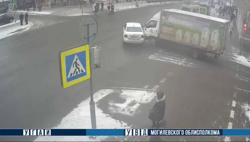 ГАИ напоминает: на перекрестках стоит быть предельно внимательными и осторожными. Фото: скриншот видео ТГ-канала «Милиция Могилевщины» .