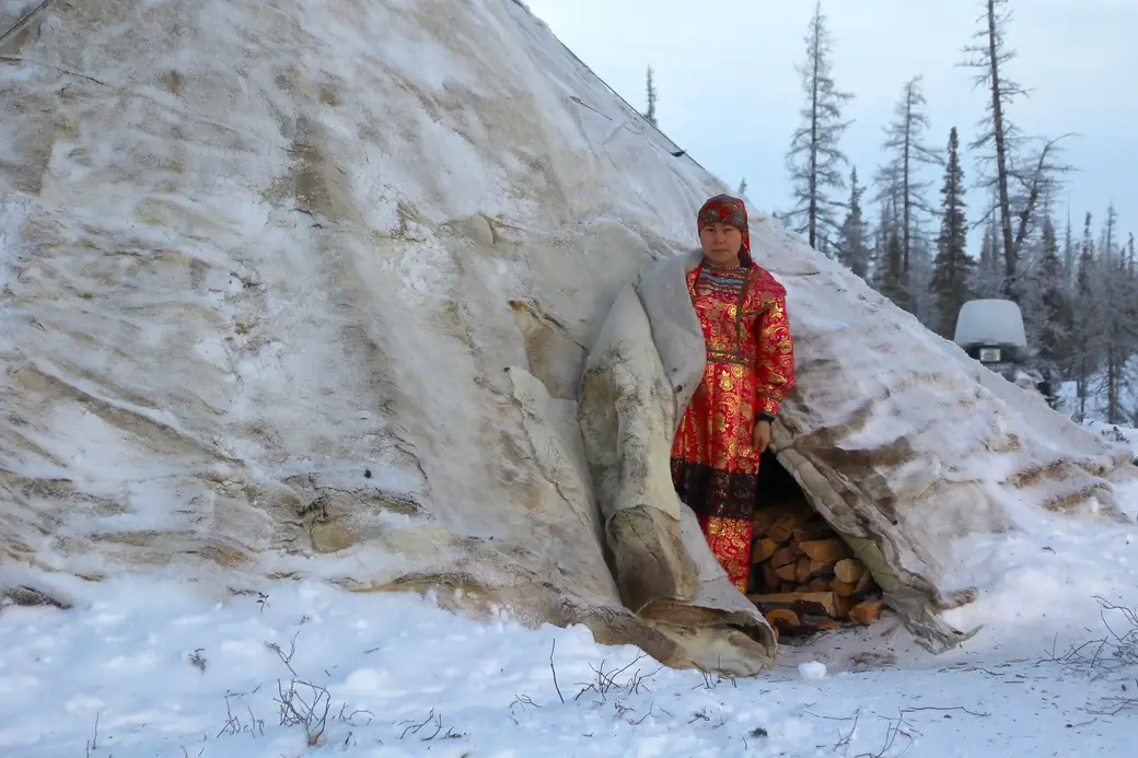 У знакомой семьи ненцев – удивительный порядок и в чуме, и рядом с ним. Да и они сами – красивые и гостеприимные люди.
