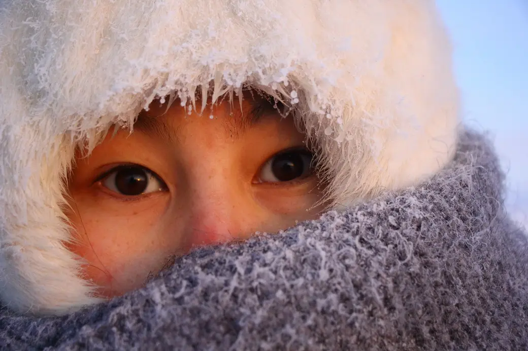 Дети на Ямале тоже ходят в школу, из чума ребятню забирает вертолет.