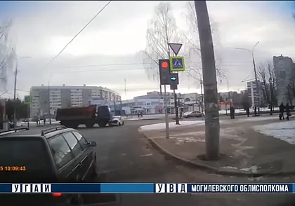 На Крупской в Могилеве не смогли разминуться такси и грузовик