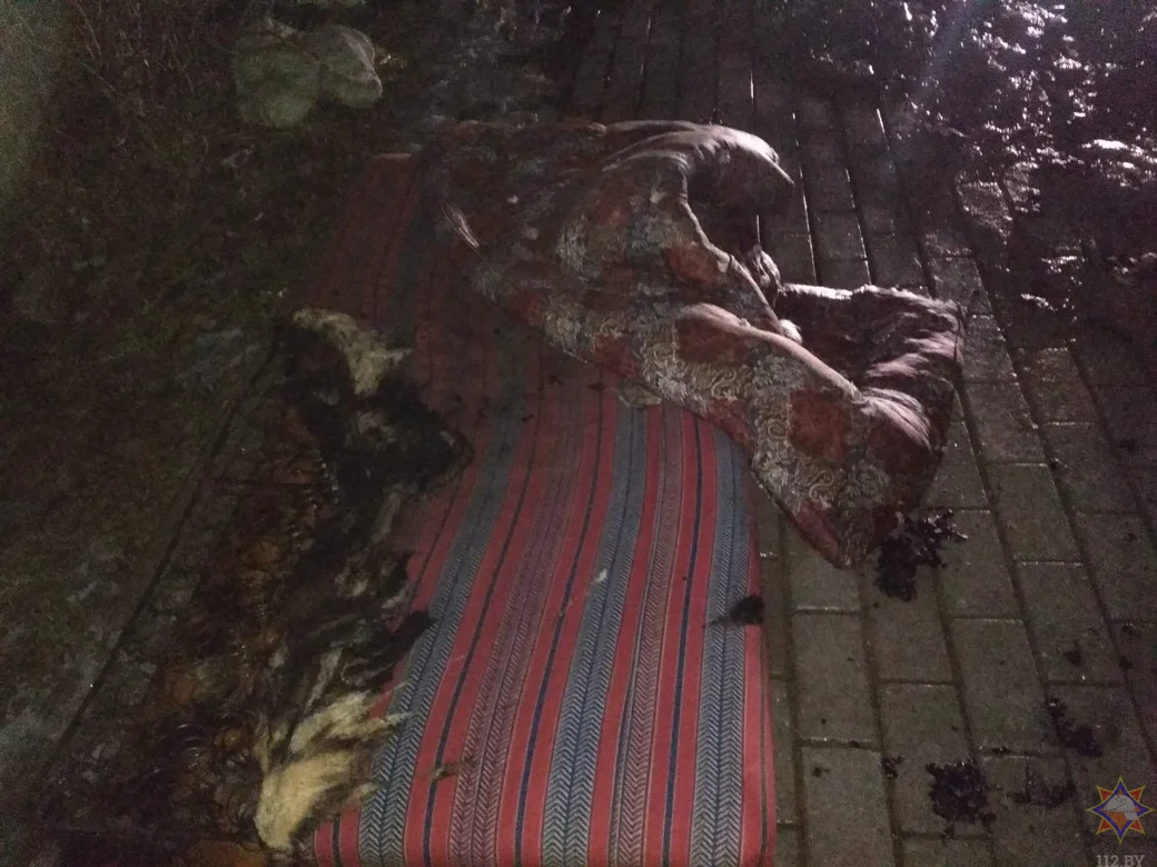 Хозяйку вынесли из квартиры вместе с матрасом. Фото: Могилевское областное управление МЧС Беларуси.