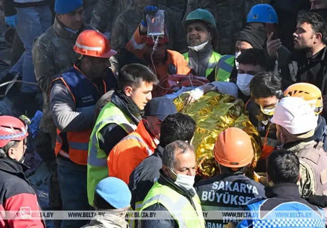 248 часов под завалами: в Турции спасена 17-летняя девушка