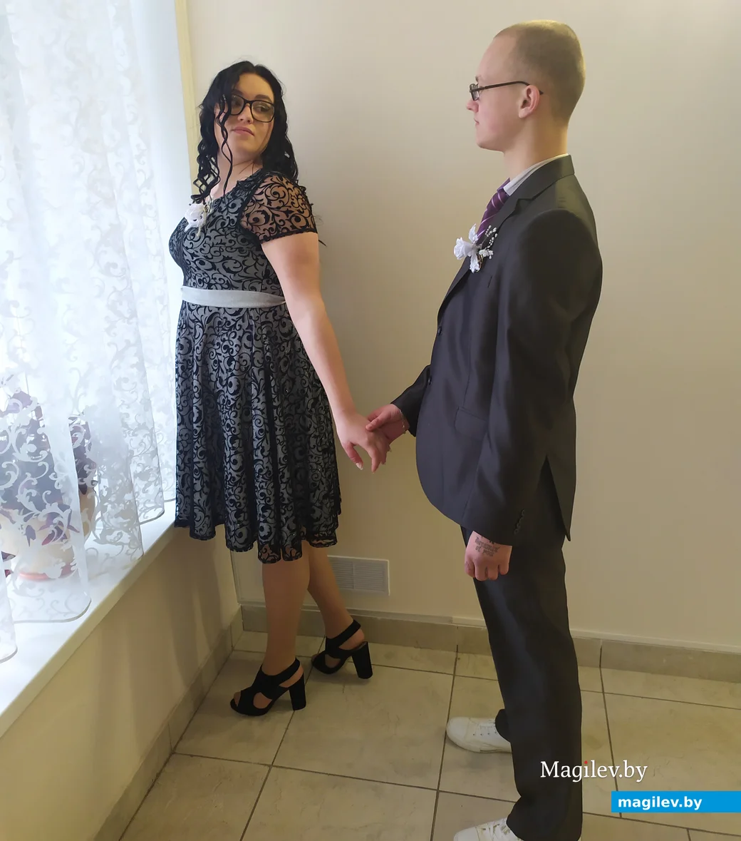 На предложение руки и сердца девушка сразу ответила согласием.