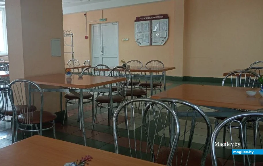 Когда я закончил обедать, помещение совсем опустело.