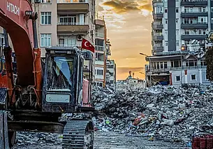 Число жертв землетрясений в Турции и Сирии приблизилось к 50 тысячам. Видео