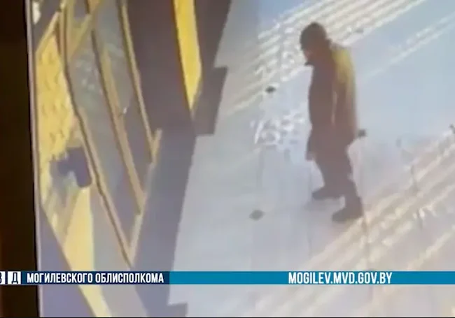 Могилевчанка лишилась 3 700 рублей из-за открытой двери. Что стало с деньгами?