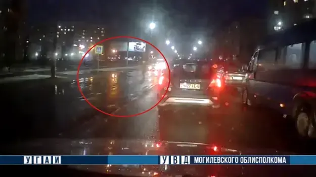 Судя по предоставленному ведомством видео, ДТП произошло в темное время суток. Фото: скриншот видео ТГ-канала «Милиция Могилевщины».