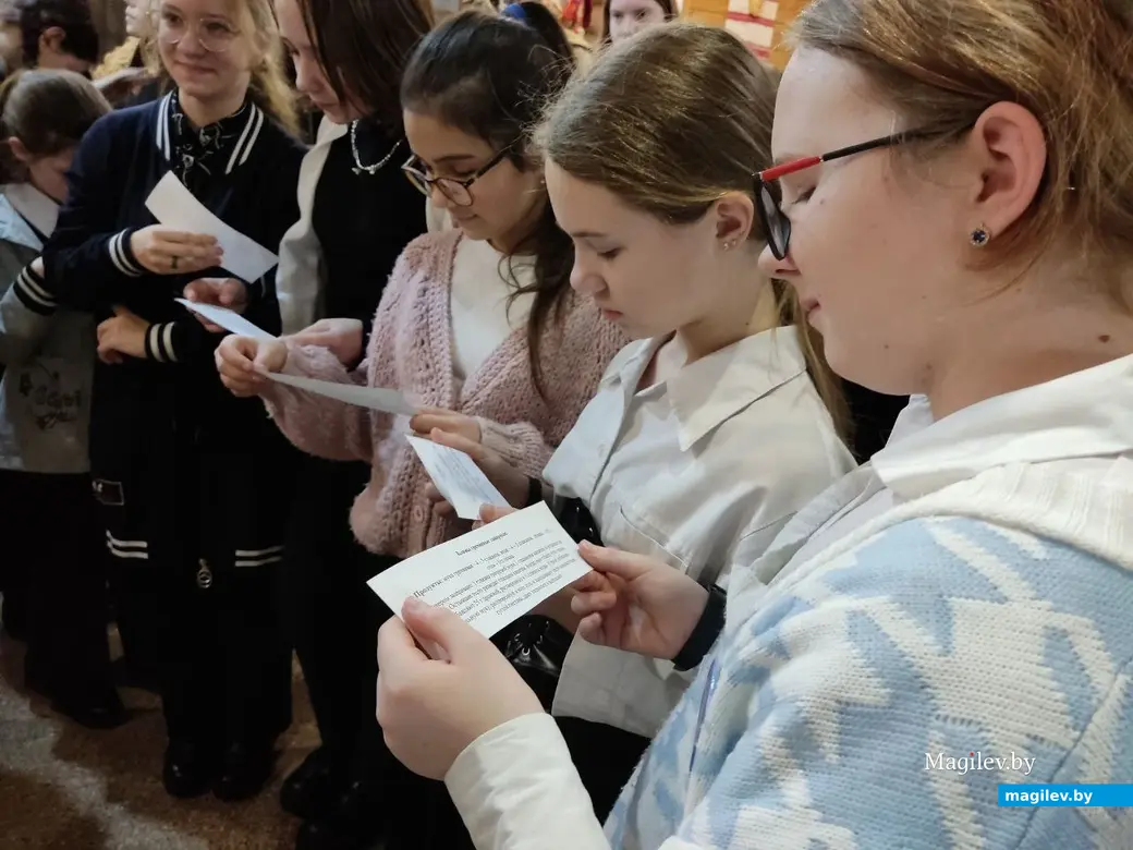 Разобрали рецепты и тут же взялись их изучать: девочки есть девочки! Могилев, 21.02.2023 г.