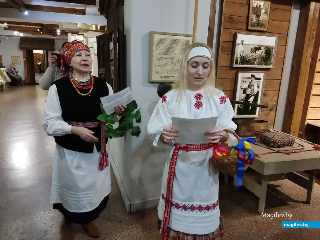 Светлана Рыбакова, заведующая отделом этнографии Могилевского областного краеведческого музея и Татьяна Калачова, старший научный сотрудник музея приготовили для юных