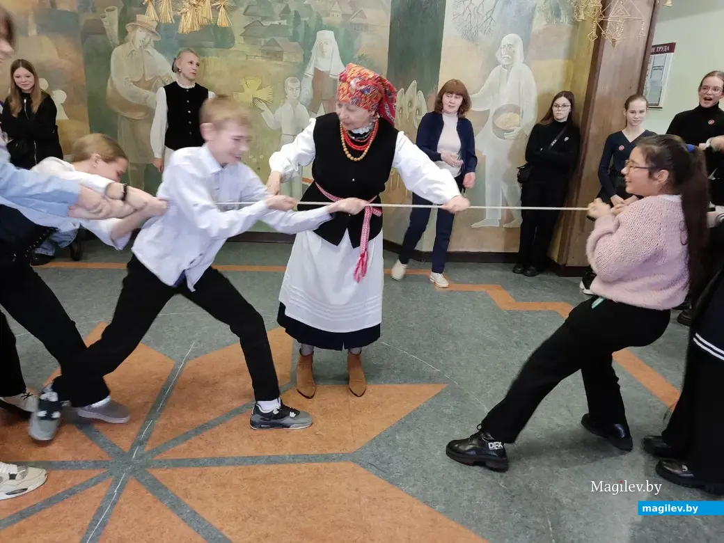 А девчата-то парней в перетягивании каната победили! Могилев, 21.02.2023 г.