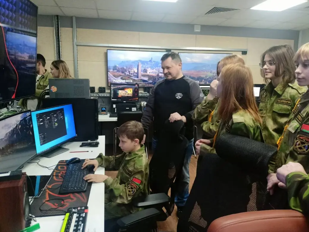 Курсанты военно-патриотического клуба «Гарнизон» 51-й гвардейской артиллерийской бригады (Осиповичи) посетили главный офис Lesta Games. Фото: «Асiповiцкi край»