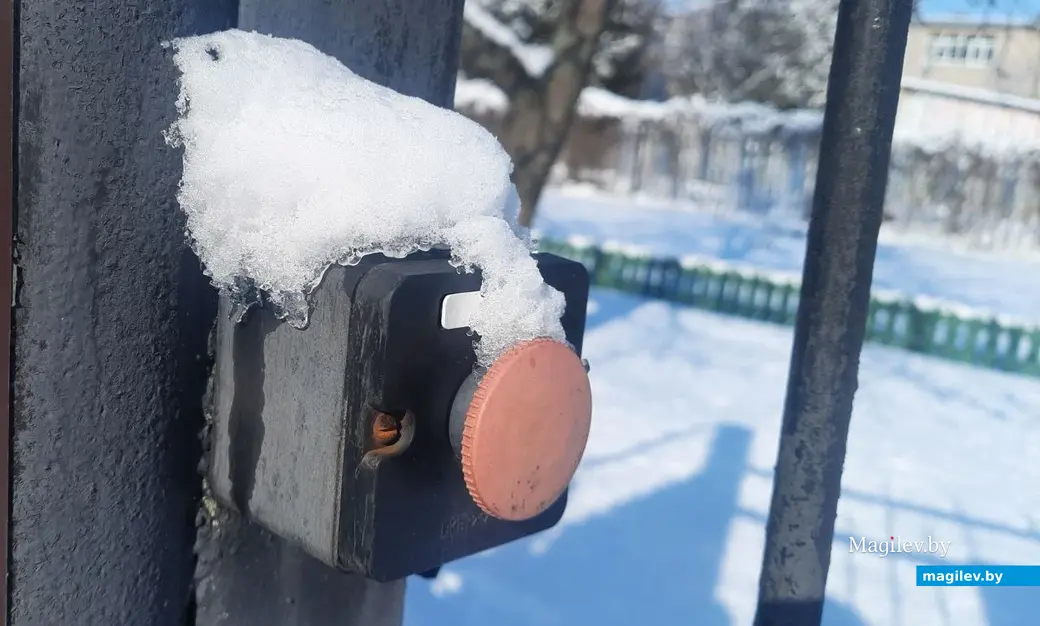 22.02.2023 г. Могилев, Чапаевка. Звонок в частном доме замерз и не звенит.
