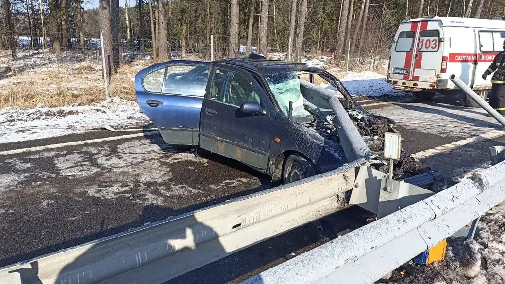 Водителя увезли на скорой. Фото: ТГ-канал «Милиция Могилевщины».
