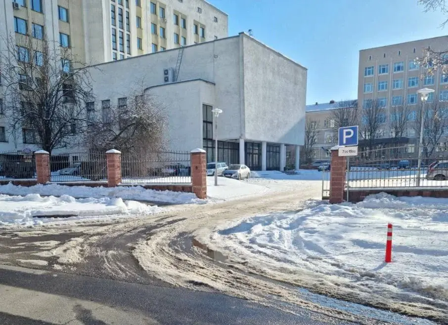 Парковаться на Яцыно разрешено с 7 утра до 7 вечера.