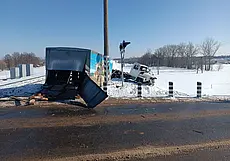 В Кричевском районе поезд сбил грузовик