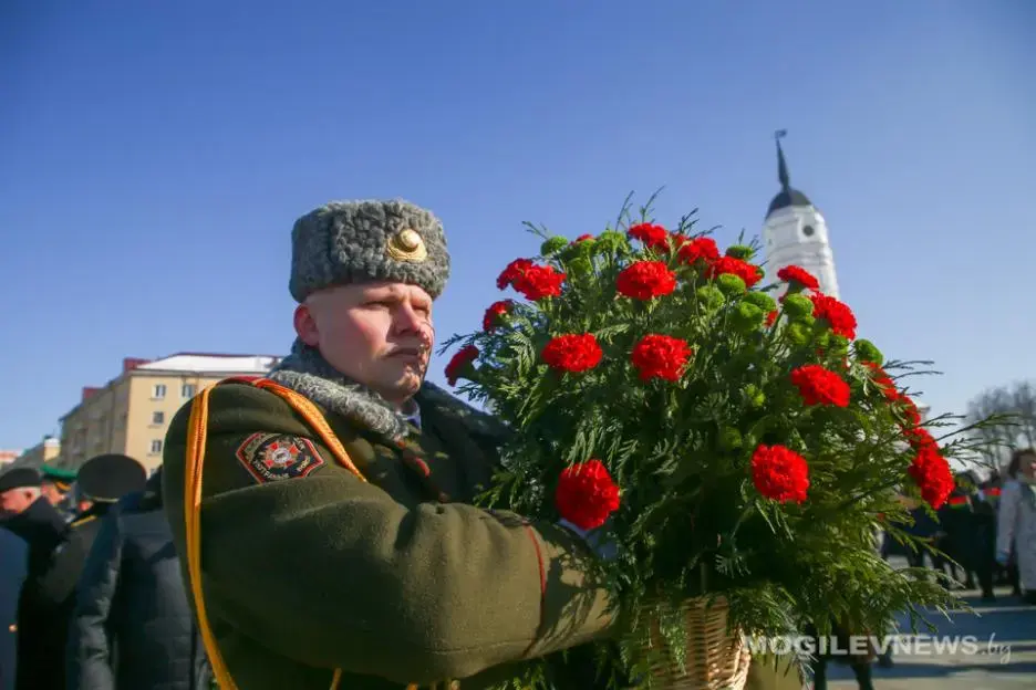 Торжественное возложение цветов и венков к Вечному огню мемориального комплекса «Борцам за Советскую власть». Могилев, 23.02.2023 г. Фото: mogilevnews.by