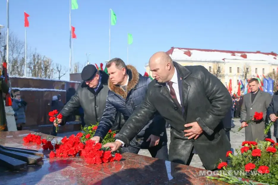 Торжественное возложение цветов и венков к Вечному огню мемориального комплекса «Борцам за Советскую власть». Могилев, 23.02.2023 г. Фото: mogilevnews.by
