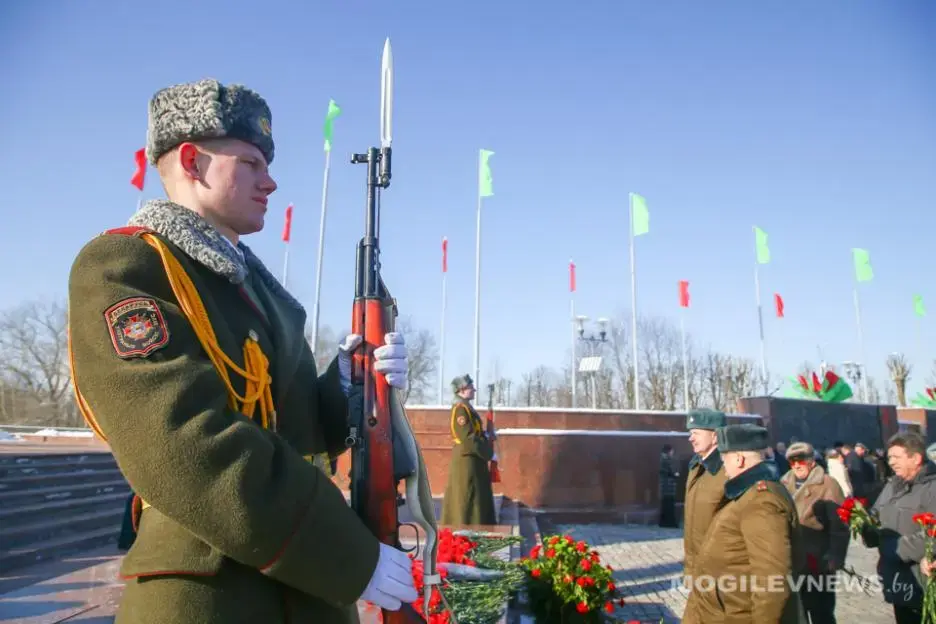 Торжественное возложение цветов и венков к Вечному огню мемориального комплекса «Борцам за Советскую власть». Могилев, 23.02.2023 г. Фото: mogilevnews.by