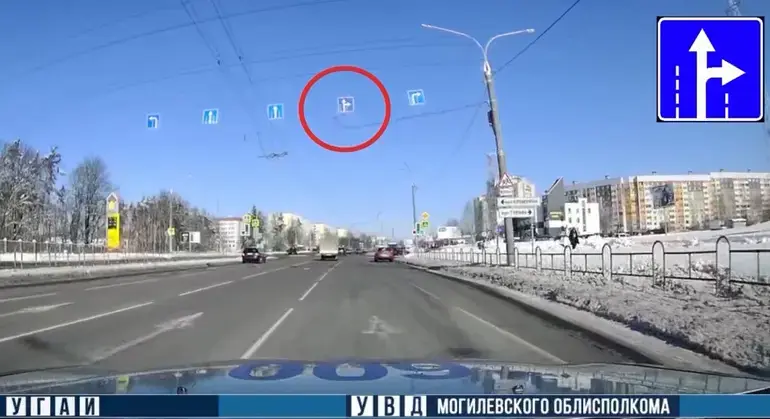 На перекрестке появился новый знак. Фото: скриншот видео ТГ-канала «Милиция Могилевщины».