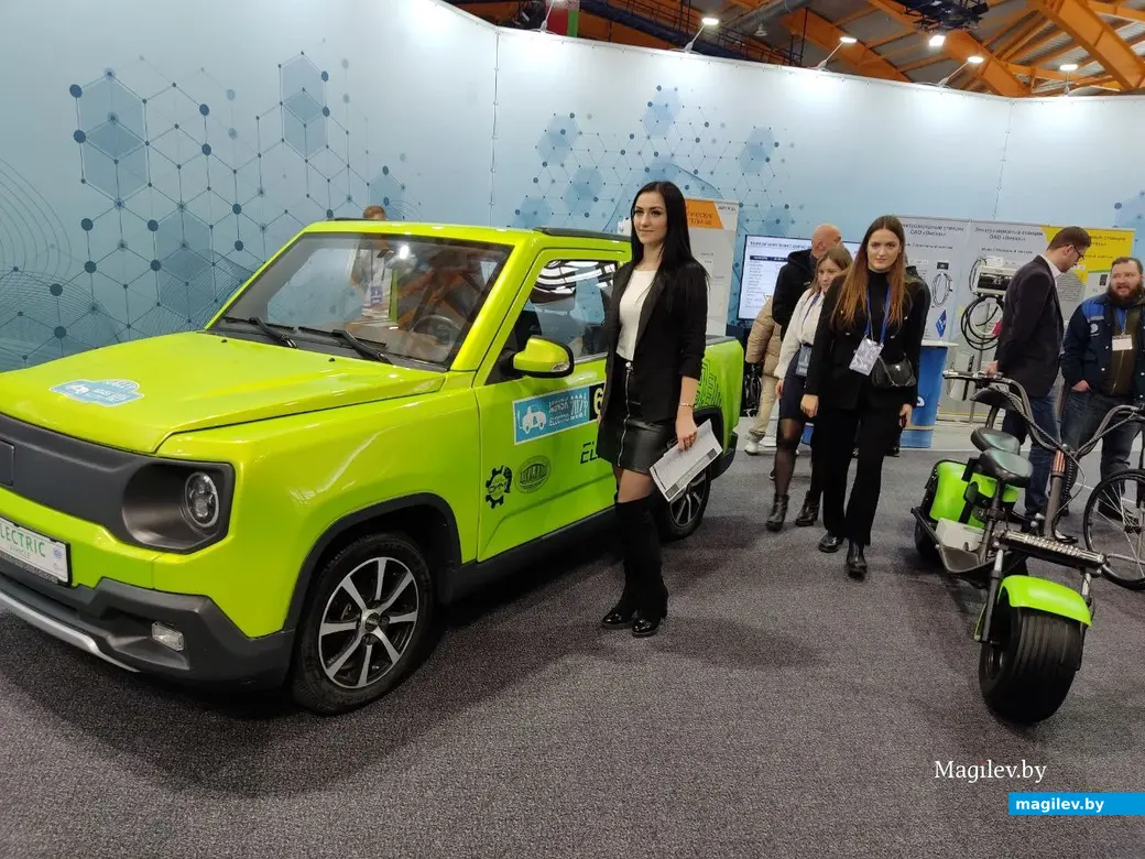 Научно-техническая выставка «Беларусь интеллектуальная». Девушки тоже не обошли вниманием электроавтомобили. Могилев, 24.02.2023 г.