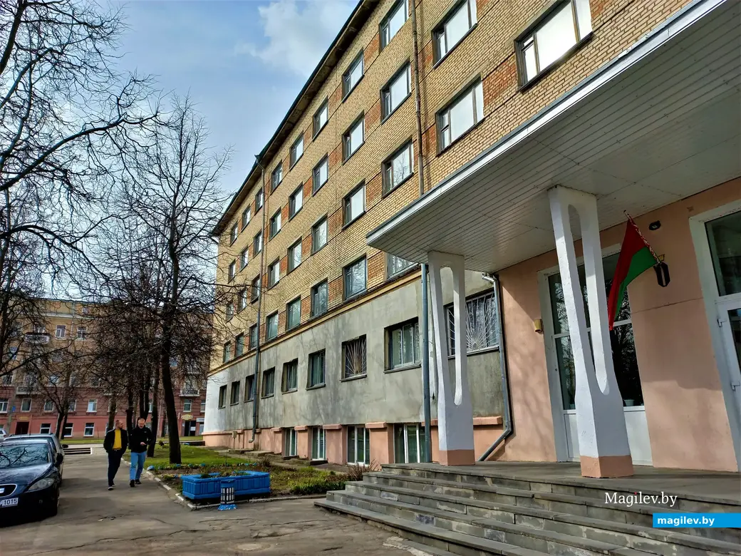 Общежитие №1 в прошлом Могилевского машиностроительного института. Сегодня на фасаде здания – ни одной авоськи. Могилев, ул. Ленинская, 81, 2022 год.