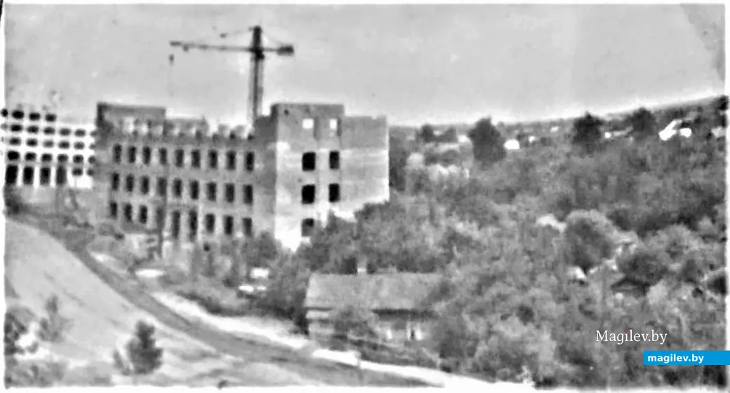 Еще только строящееся здание общежития №1 ММИ (слева на дальнем плане). Могилев, 1960-е годы.