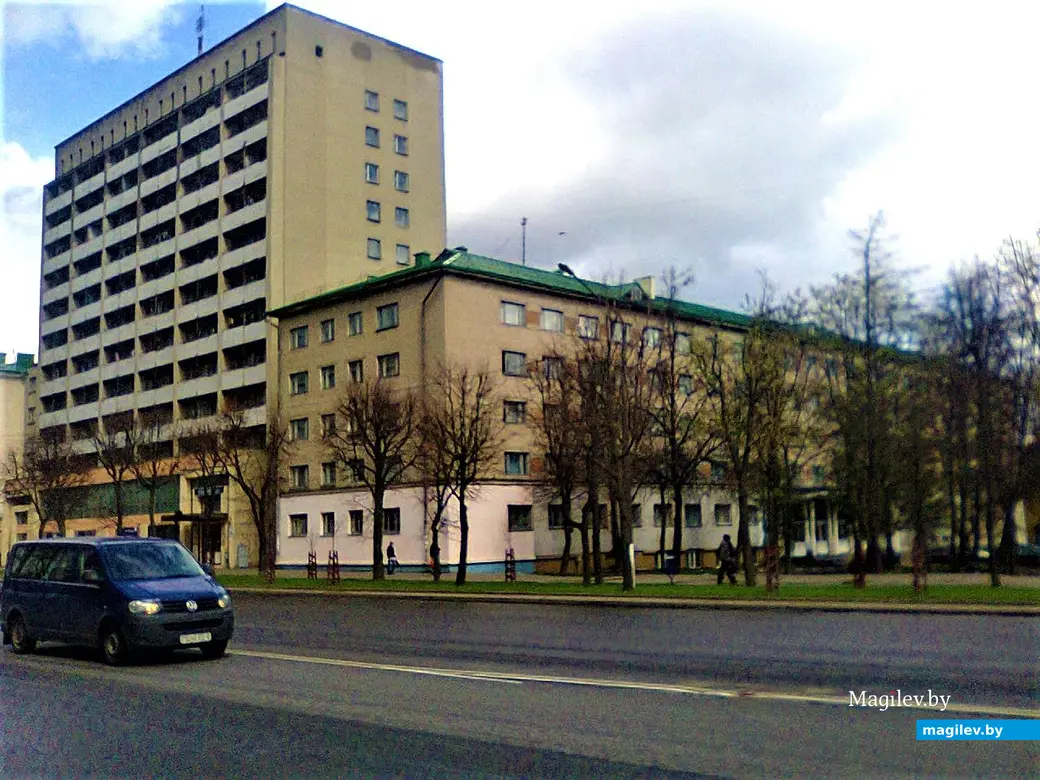 Примерно в этом месте я в 1970-х переходил Ленинскую по пути из общежития в институт. Здесь же Анатолий в то самое время усердствовал в художественном свисте. Могилев,