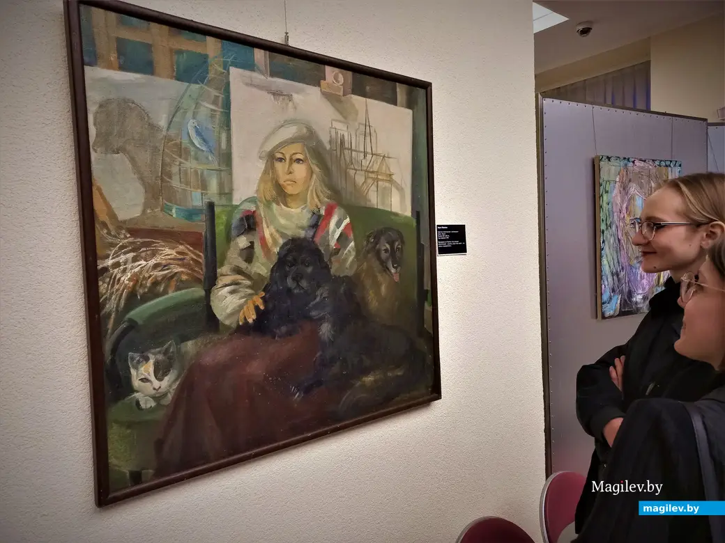 Творческая встреча с легендарной Верой Юрковой (на холсте Вера Ивановна и ее любимые собаки). Могилев, выставочный зал музея истории Могилева.