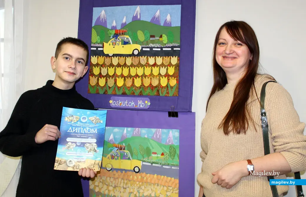 Михаил Майданов с мамой Вероникой и своими вариантами исполнения одной и той же темы. Проект «Арт-сезоны с Гекльберри» в музее Бялыницкого-Бирули. Могилев, февраль 2023