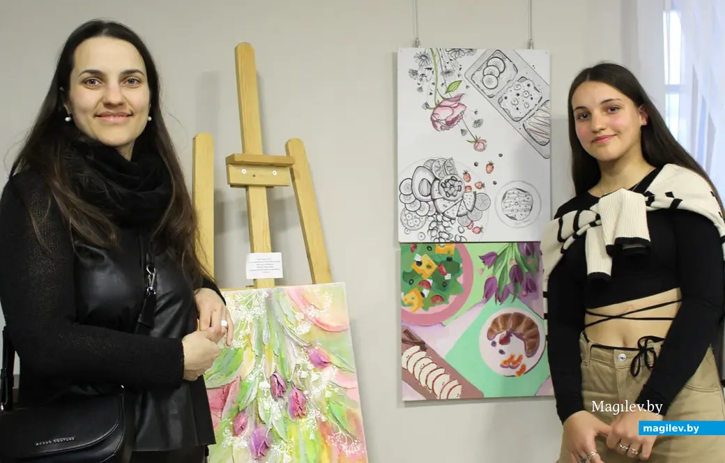 Алиса Шут с мамой Анной. Проект «Арт-сезоны с Гекльберри» в музее Бялыницкого-Бирули. Могилев, февраль 2023 года.