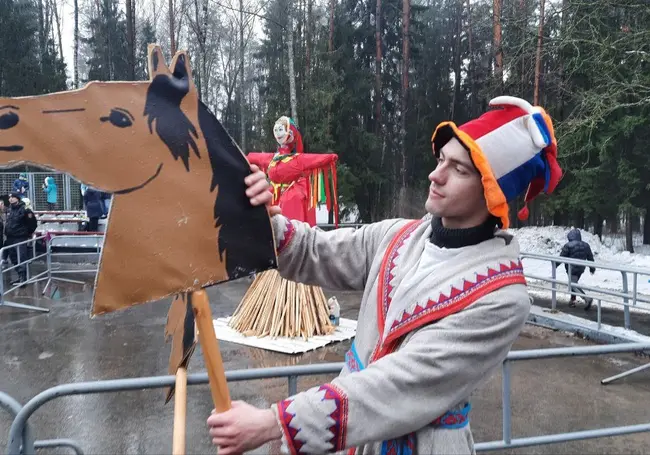 Сколько стоят шашлык и блины на Масленице в Печерске