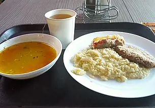 Обед за 7,2 рубля и розетки в туалете. Чем еще удивит столовая Центрального универмага?