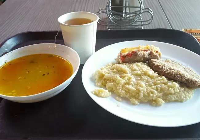 Обед за 7,2 рубля и розетки в туалете. Чем еще удивит столовая Центрального универмага?