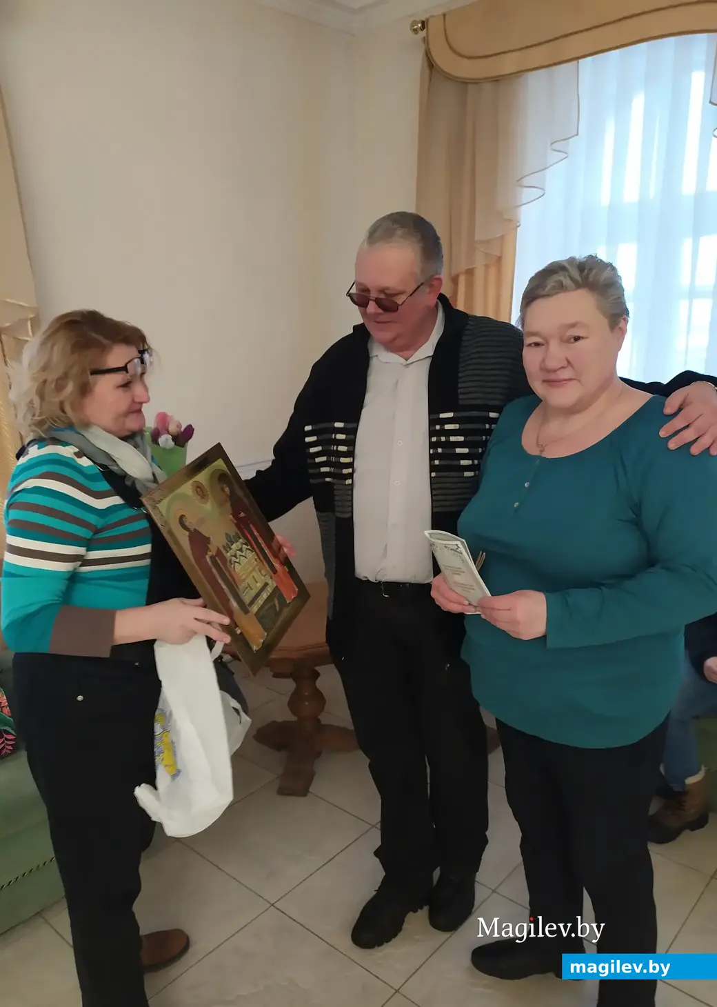 В подарок от подруги молодые получили икону.