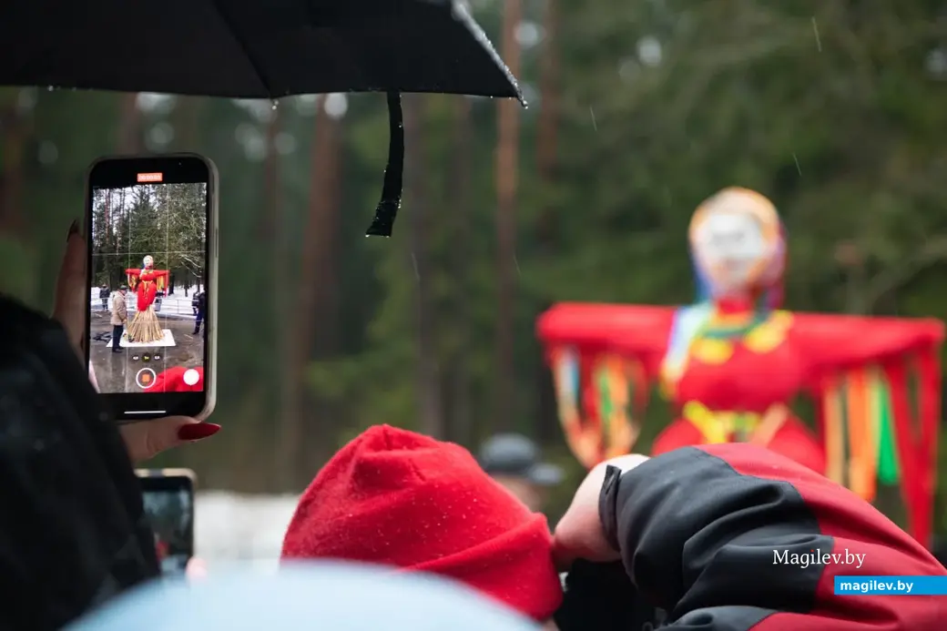 Могилев, 25 февраля 2023 года. Гуляния на Масленицу в Печерском лесопарке.