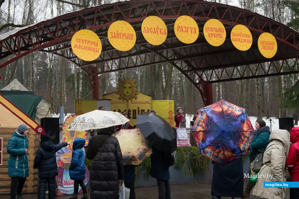 Могилев, 25 февраля 2023 года. Гуляния на Масленицу в Печерском лесопарке.