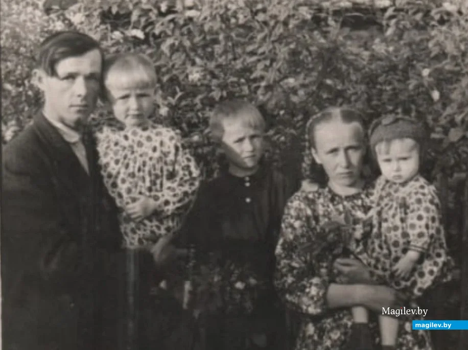 В деревне Красное Борисовского района, 1953 г. Маленькая Нина на руках у отца Василия Адамовича.