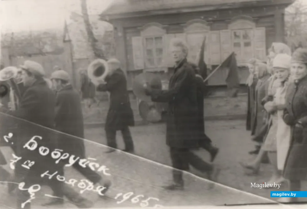 Ноябрьская демонстрация, 1965 г. Работники гидролизного завода идут по улице Минской в районе