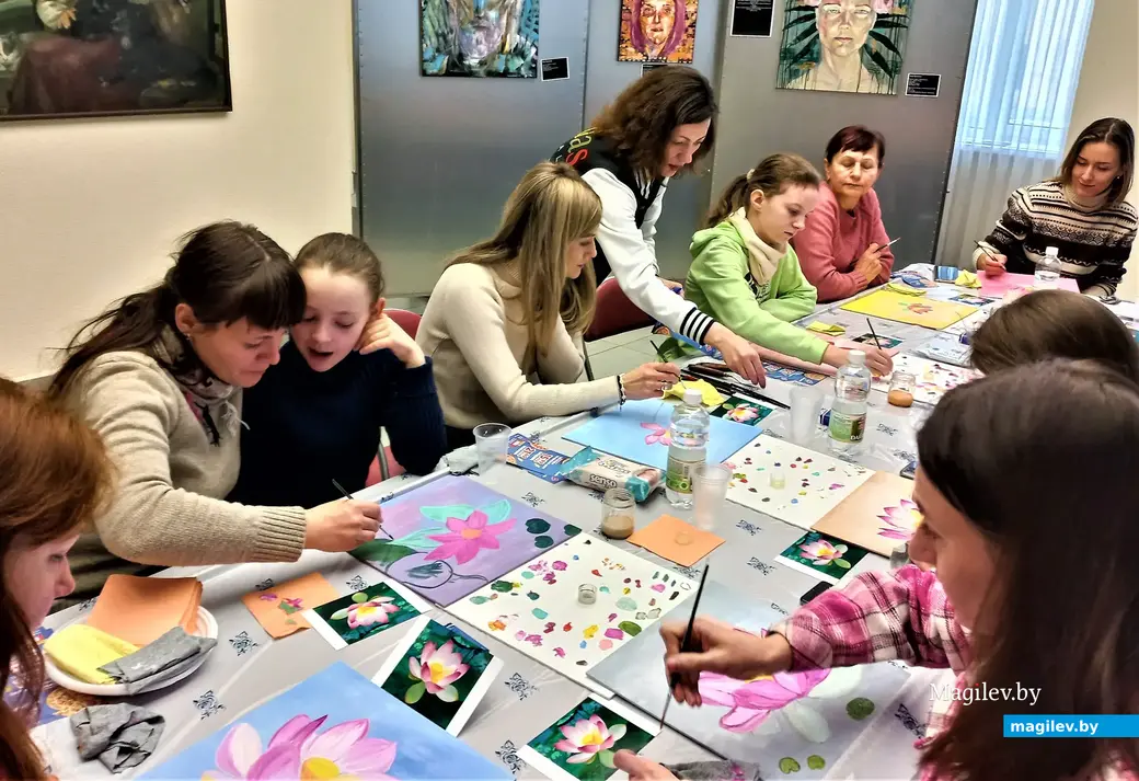 Мастер-класс Ольги Лапуновой по рисованию лотоса. Выставочный зал музея истории Могилева. 25.02.2023 г.