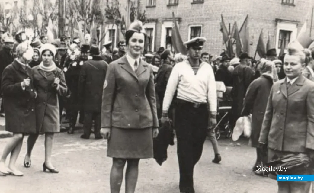 Нина Лаврова (в центре) в парадной форме сандружинницы, 7 ноября, 1970-е.