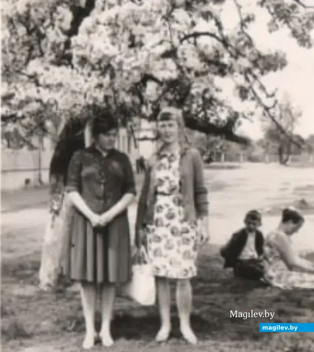 Нина Лаврова (справа) с подругой на площади Ленина, середина 1960-х.