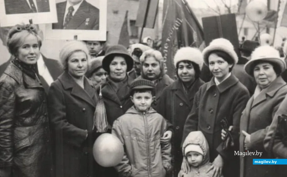 Коллектив завода им. Ленина на демонстрации 7 ноября 1974 г. Нина Васильевна Лаврова (позже