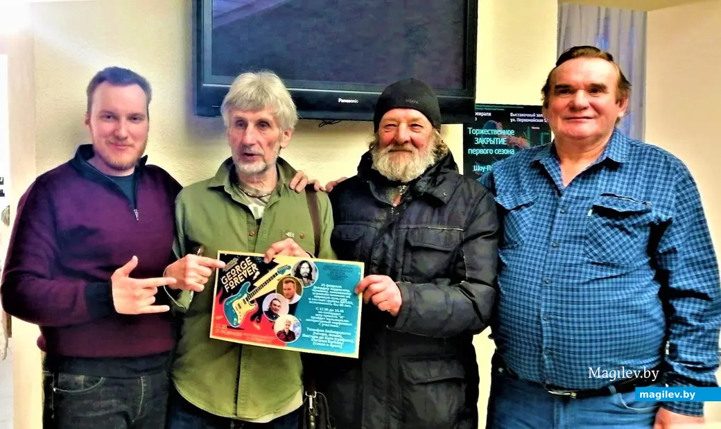 Перфоманс George Forever. Второй справа – легендарный могилевский битломан Владимир Кутузов. Шоу-проект «Я». Выставочный зал музея истории Могилева. 25.02.2023 г.