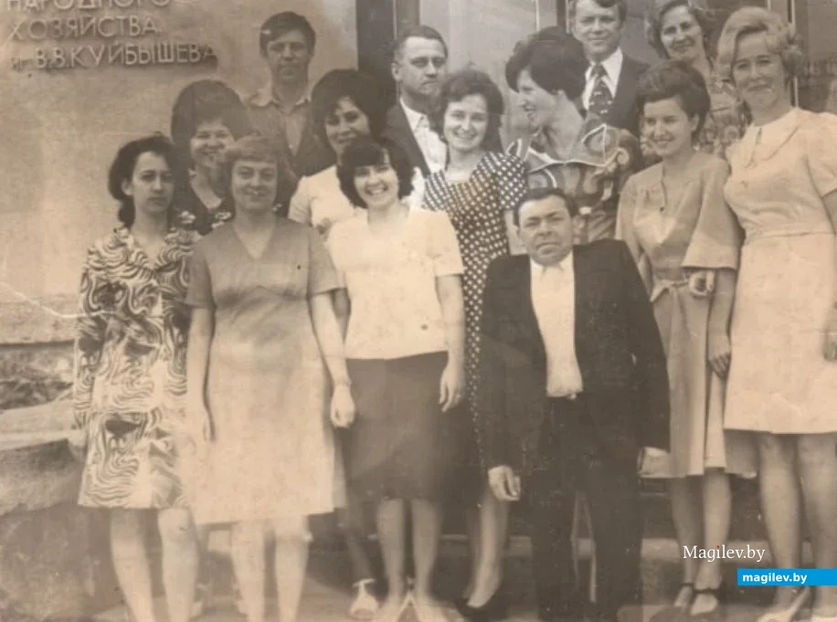Выпускной в институте народного хозяйства. Нина Лаврова (Высоцкая) справа. В нижнем ряду