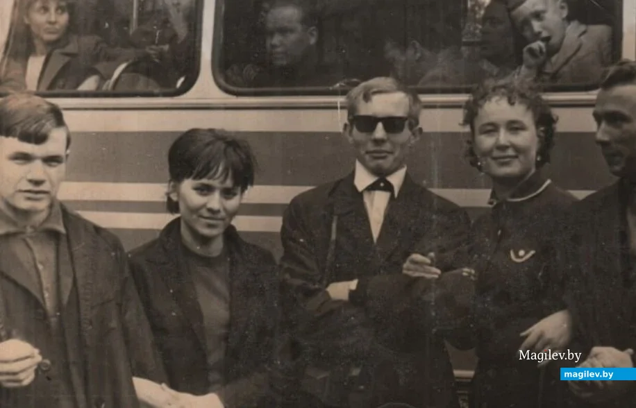 Комсомольцы завода им. Ленина на Первомайской демонстрации: Валерий Господарик, Люба,