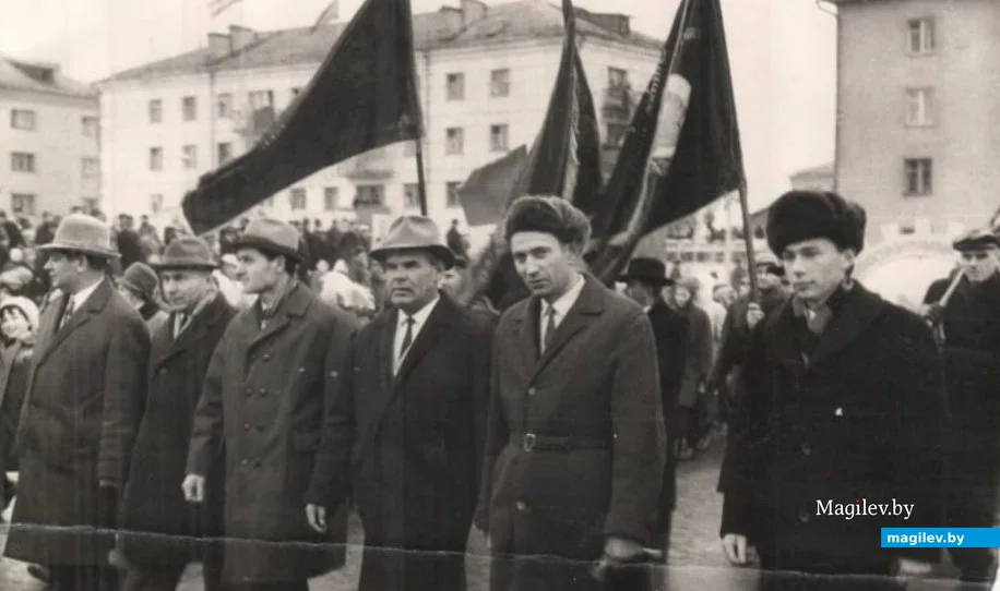 Администрация завода им. Ленина на демонстрации. Слева направо: Михалевич Вениамин Абрамович