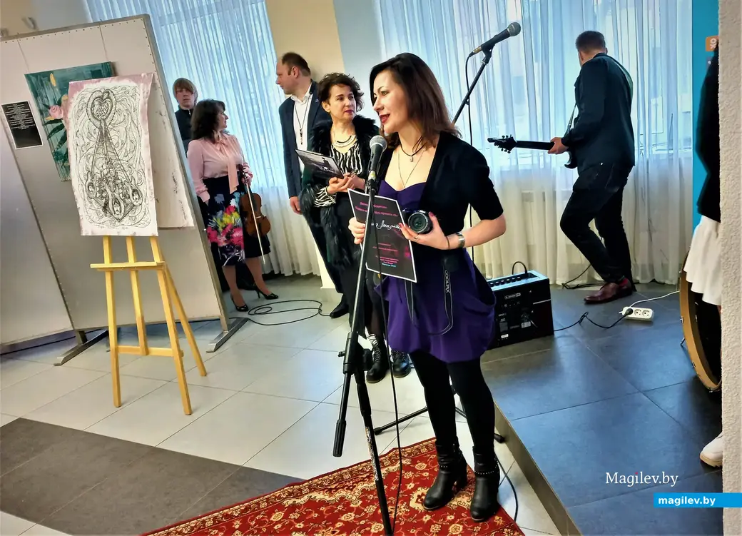 Торжественное закрытие шоу-проекта «Я». У микрофона Ольга Лапунова. Выставочный зал музея истории Могилева, 26.02.2023 г.