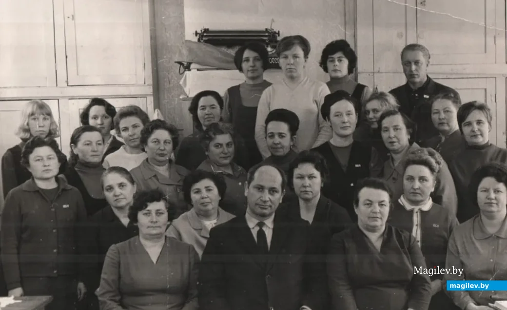 Бухгалтерия завода им. Ланина. В нижнем ряду в центре - главный бухгалтер Яков Самуилович